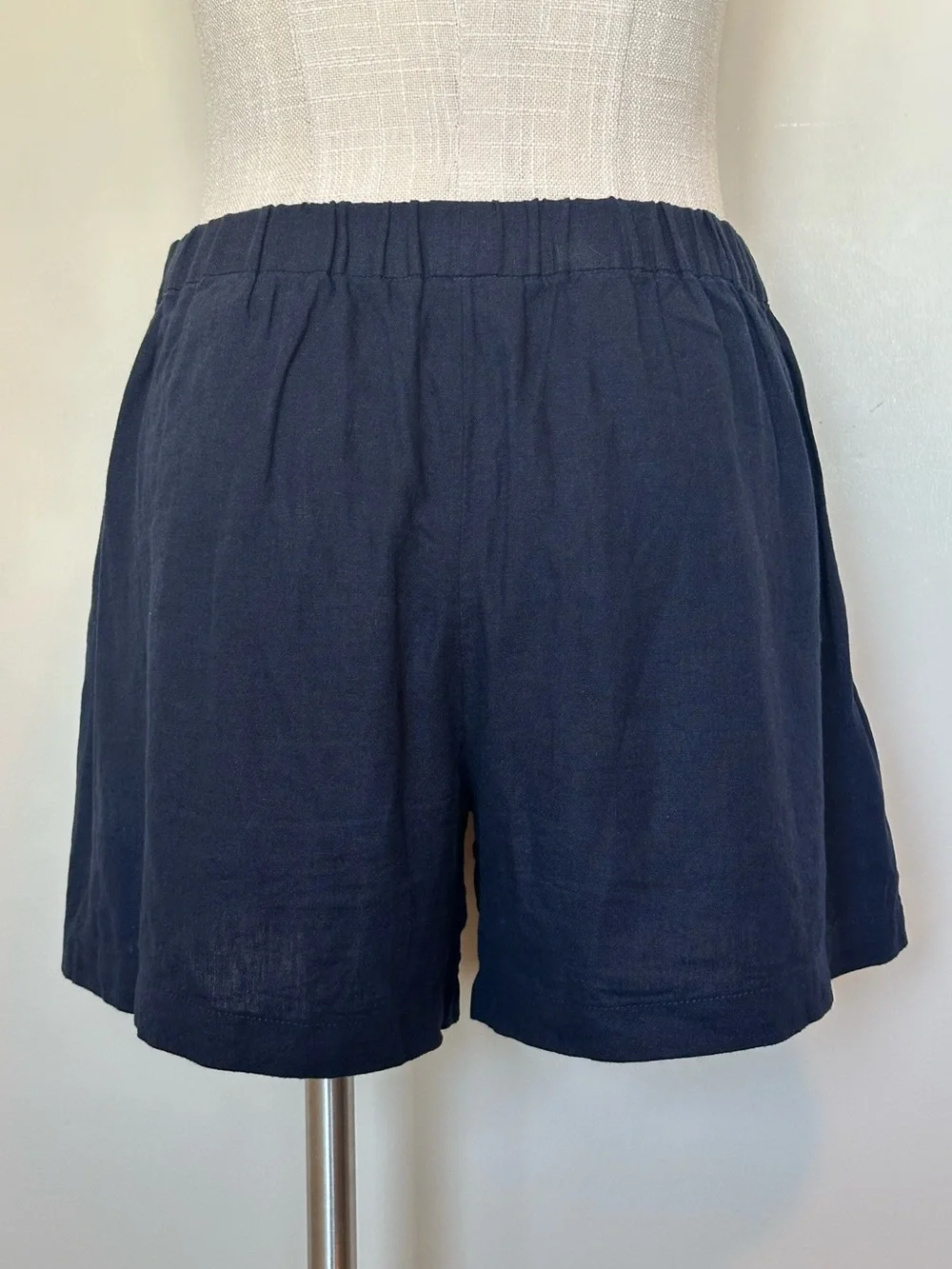 Banana Republic Linen Blend Pull On Navy Women's Shorts - Picture 2 of 8